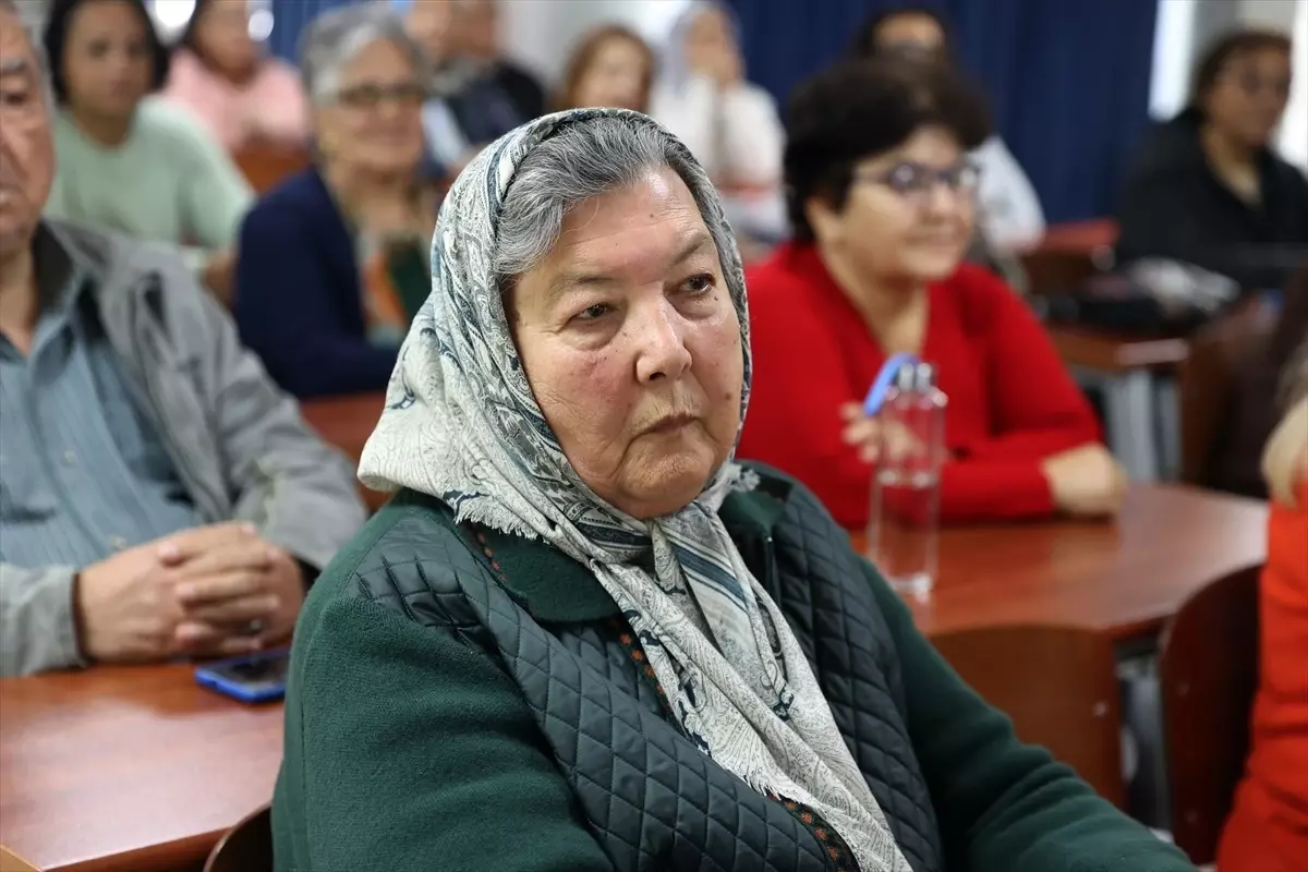 76 Yaşındaki Emine Sakar, 60+ Tazelenme Üniversitesi ile Eğitim Hedefine Ulaştı